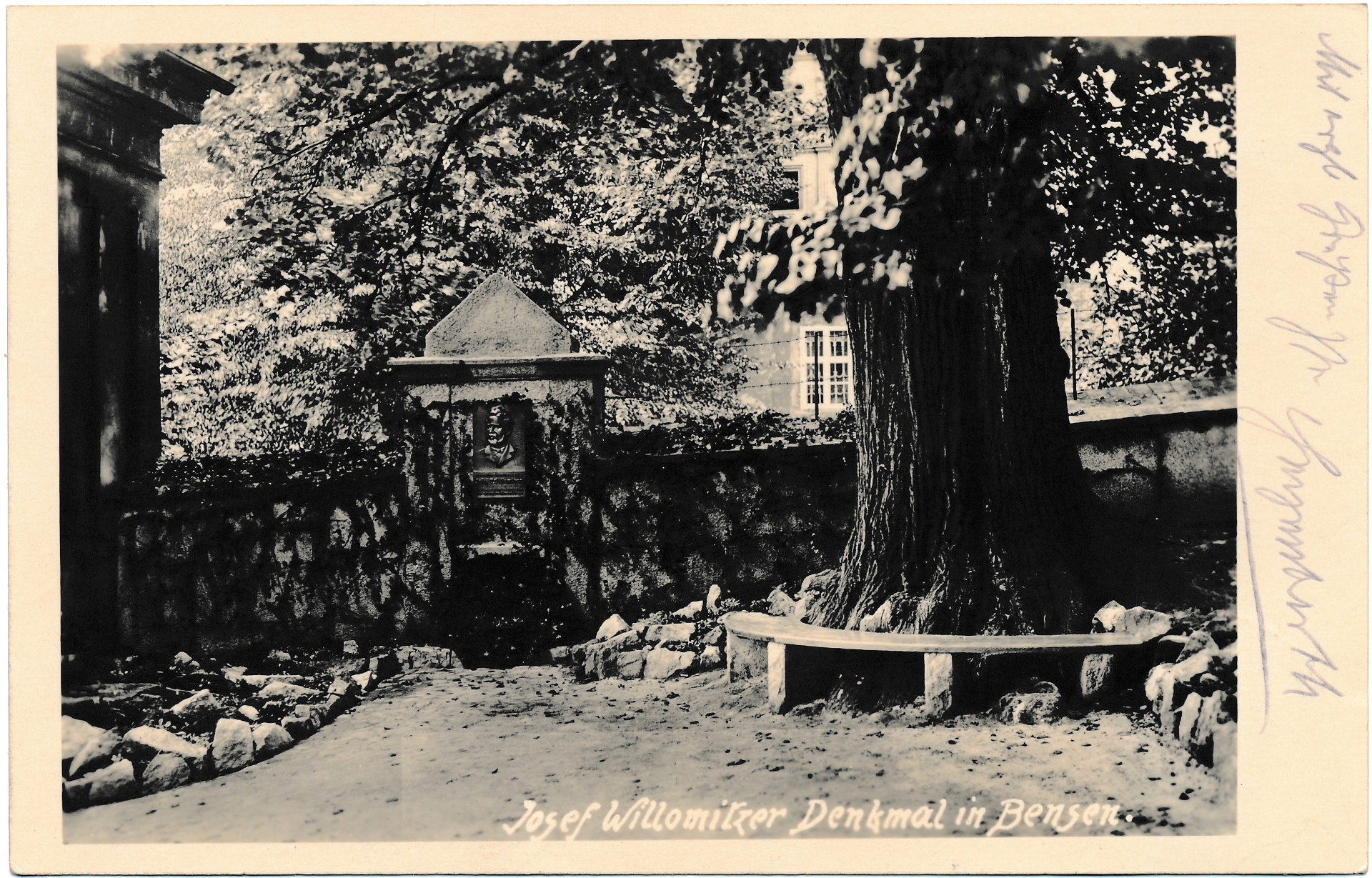 Postkarten-Vorderseite: Fotografie des Josef-Willomitzer-Denkmals in Bensen (Benešov nad Ploučnicí).