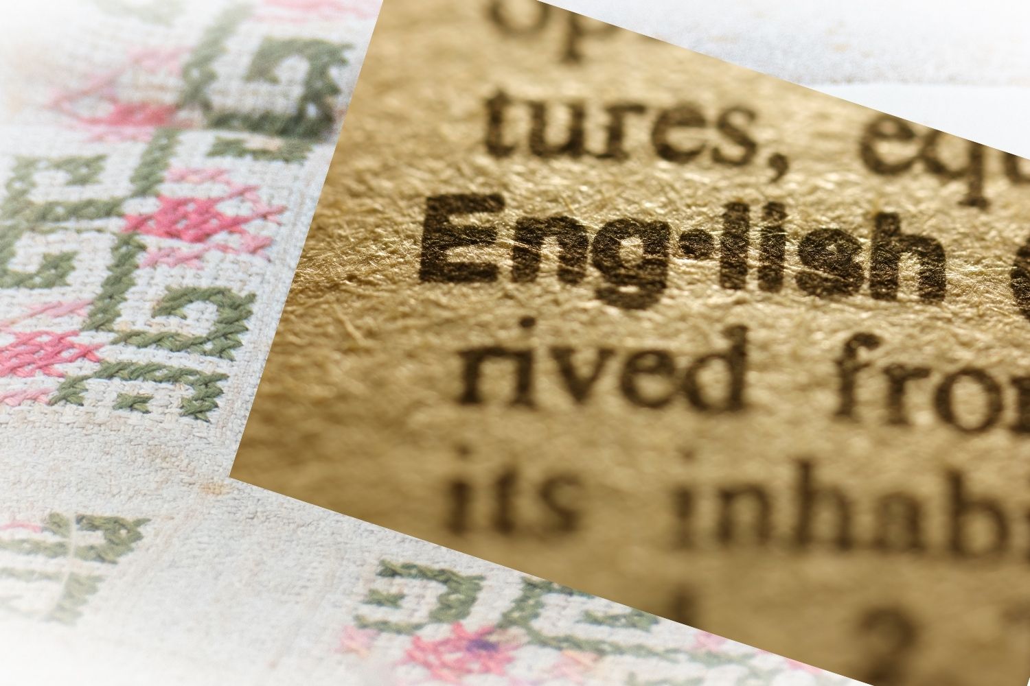 Nahaufnahme des Wortes 'English' aus einem Wörterbuch, mit Stickerei-Hintergrund
